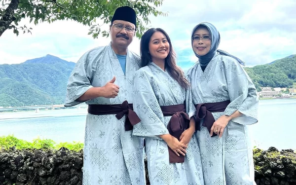 Foto Selma Halida bersama kedua orang tuanya Gus Ipul dan Ning Fatma. (Foto: Instagram Fatma Saifullah Yusuf)