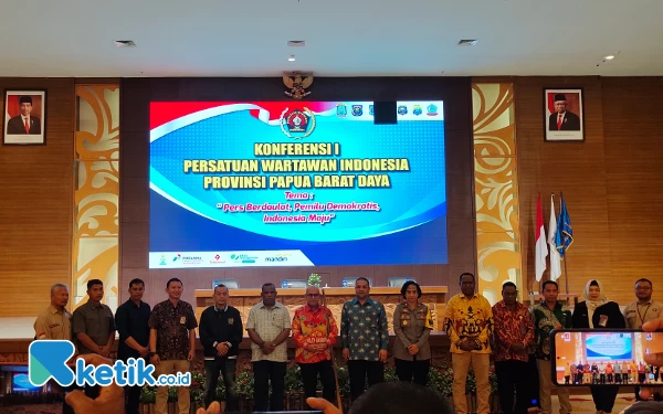 Foto Foto bersama usai pembukaan kegiatan Konferensi Perdana PWI Papua Barat Daya. (Foto: Abhie/Ketik.co.id)