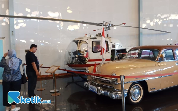 Foto Helikopter Bell 47J Siwalet yang ada di Museum Angkut Kota Batu. (Foto: Sholeh/ketik.co.id)