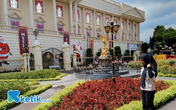 Foto Replika Buckingham Palace di Museum Angkut Kota Batu. (Foto: Sholeh/ketik.co.id)