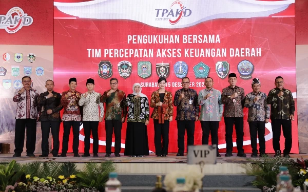 Foto Para petinggi OJK dan Pejabat Pemprov Jatim. (Foto: Dok. OJK)