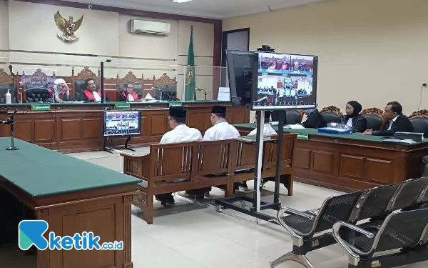 Foto Terdakwa dugaan korupsi emas Antam membacakan pleidoi pribadi di depan Majelis Hakim Tipikor PN Surabaya. (Foto:Yudha/ketik.co.id)