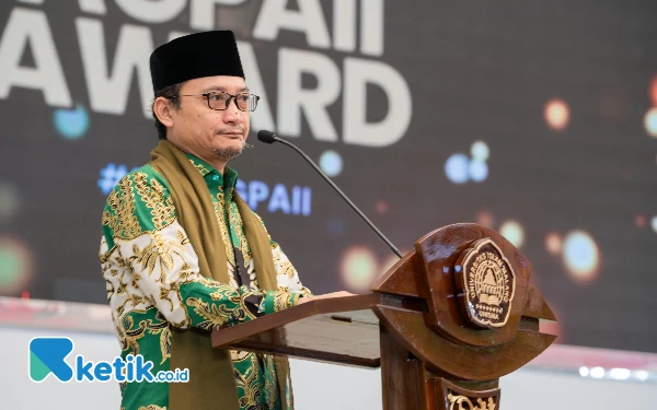 Foto Hasanuddin Wahid memberikan sambutan di AGPAII Award 2023 di Unisma. (Foto: Dok. Ketik.co.id)