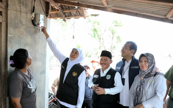 Gubernur Jatim Beri Akses Listrik Bagi Dusun Terpencil di Situbondo