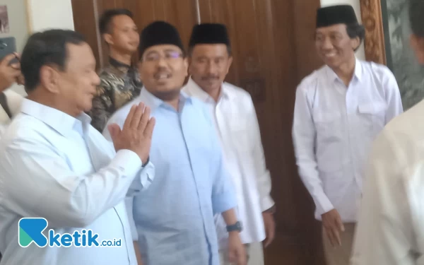 Foto Prabowo saat bertemu dengan Sugianto serta politisi Gerindra lainnya, Senin (18/12/2023) (foto: Favan/ketik.co.id)