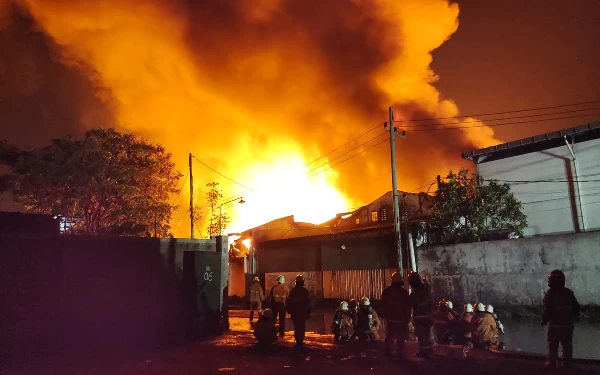 Gudang Tinner di Jalan Kalianak Terbakar, 3 Orang Alami Luka Bakar Serius