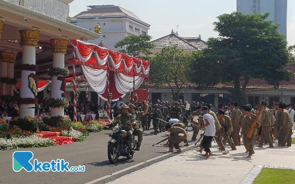 Foto Aksi kolosal saat upacara Bela Negara, Selasa (18/12/2023). (Foto: Khaesar/Ketik.co.id)