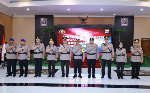 Foto Lima pejabat baru dan pejabat sebelumnya yang dimutasi foto bersama Kapolda DIY Irjen Pol Suwondo Nainggolan, SIK MH (Foto: Bidhumas Polda DIY)