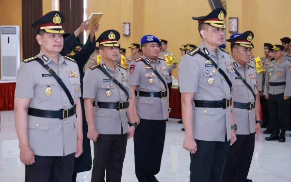 Foto Sertijab Irwasda, Karo SDM, Dirsamapta dan Dirpolairud, Polda DIY dilakukan di Gedung Anton Soedjarwo Polda DIY. (Foto: Bidhumas Polda DIY)