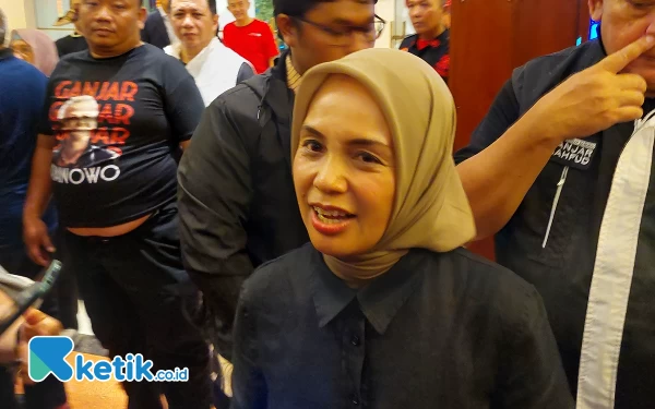 Foto Siti Atiqoh saat memberikan keterangan pers kepada awak media. (Foto: Husni Habib/Ketik.co.id)