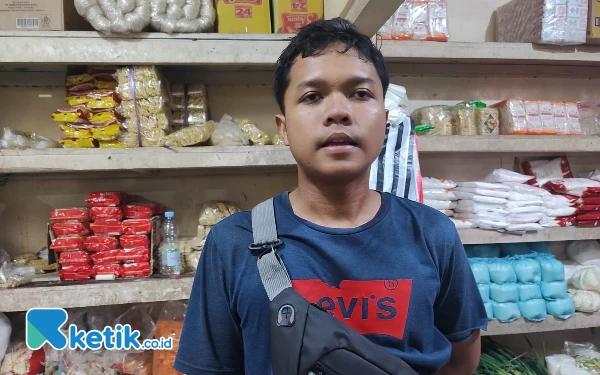 Foto Aldi Widayat (25), salah seorang pedagang sembako di Pasar Minulyo Pacitan, Rabu (20/12/2023). (Foto: Al Ahmadi/Ketik.co.id)