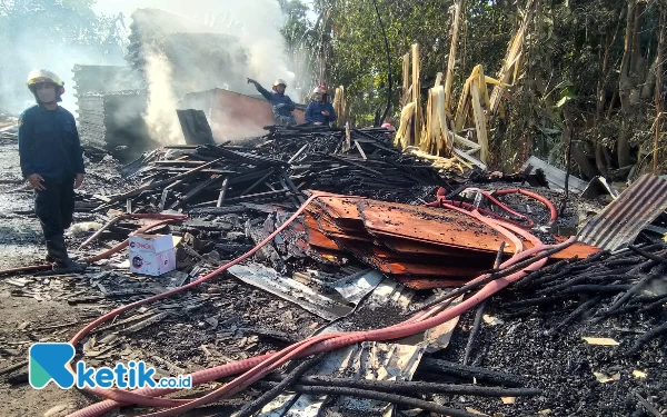 Foto Petugas lakukan pembayaran di lokasi kebakaran. (Foto:Yudha/ketik.co.id)