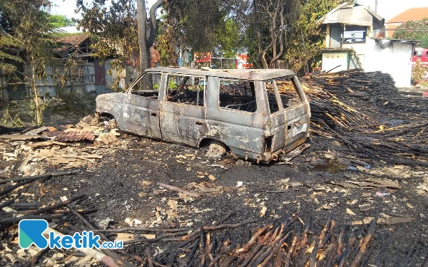 Thumbnail Berita - Kebakaran Hebat Hanguskan Sebuah Mobil dan Toko Bangunan di Sidoarjo