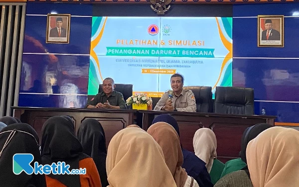 Foto Mahasiswa Keperawatan Unusa  melakukan latihan penanganan korban evakuasi pada gedung bertingkat dengan menggandeng BPBD Jatim dalam pembelajaran, Rabu (20/12/2023). (Foto: Khaesar/Ketik.co.id)