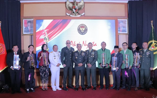 Foto Tanissa Puti Rahmadiva foto bersama dengan jajaran Kementerian Pertahanan RI (Foto: dok. pribadi)