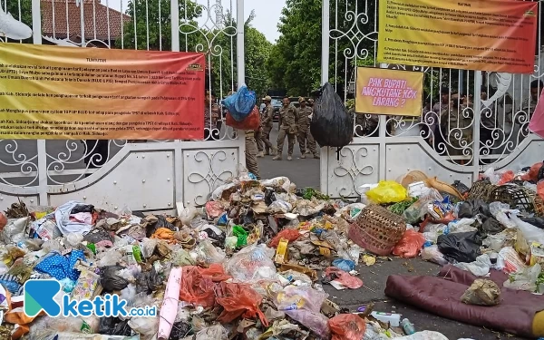 Foto Sampah juga dibuang pengunjuk rasa di depan pintu gerbang Pendopo Delta Wibawa Sidoarjo. (Foto: Istimewa)