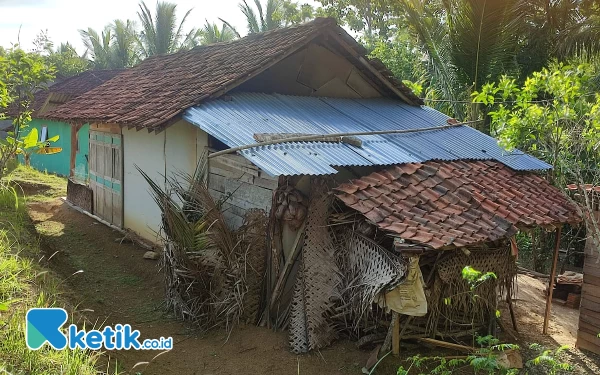 Foto Hunian Katenen dari belakang, yang nampak rentan ambruk. (Foto: Al Ahmadi/Ketik.co.id)