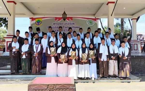 Foto Wisudawan Pendidikan Kader Ulama (PKU) MUI Cianjur (Foto: Wandi Ruswannur/ketik.co.id)