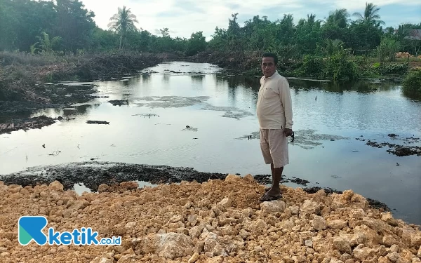 Foto Kades Sambiki Haerudin Wahid saat meninjau penimbunan jalan di lokasi yang di penuhi rawa (Foto Pemdes Sambiki/Ketik.co.id)