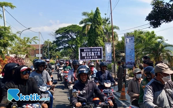 Foto Foto: Masa warga Bumiaji mendatangi Kantor DPRD Kota Batu. (Foto: Sholeh/ketik.co.id)