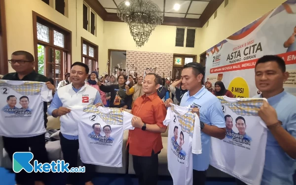 Foto TKD Jatim Prabowo Gibran berpose bersama Ojek Online Perempuan, Jumat (22/12/2023). (Foto: Naufal/Ketik.co.id)