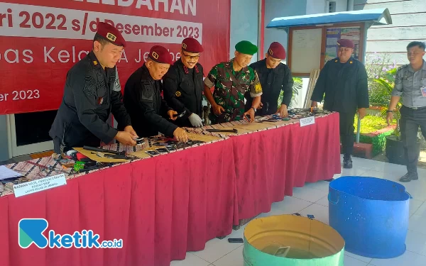 Thumbnail Petugas Lapas Jember Musnahkan Ratusan Handphone dan Sajam, Hasil Penggeledahan Sepanjang 2023