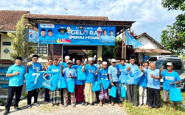 Foto Program Gelora Peduli Petani, beri penyuluhan dan bagi-bagi pupuk cair di Pakusari, Jember (24/12/2023) (Foto: dok. Endy)