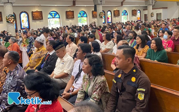 Foto Para jemaat Gereja Katolik Kristus Raja. (Foto: Shinta Miranda/Ketik.co.id)