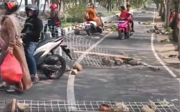 Foto Blokade jalan yang dilakukan karena para pedagang tak ingin ditertipkan. (Foto: Tiktok @ini_surabaya)