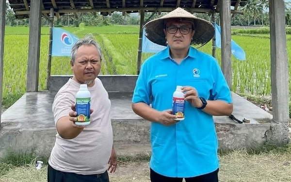 Foto Endy Junaedy Kuniawan, calon anggota legislatif (caleg) DPR RI Partai Gelora membagikan pupuk cair gratis untuk petani jember. (Foto: Humas Partai Gelora)