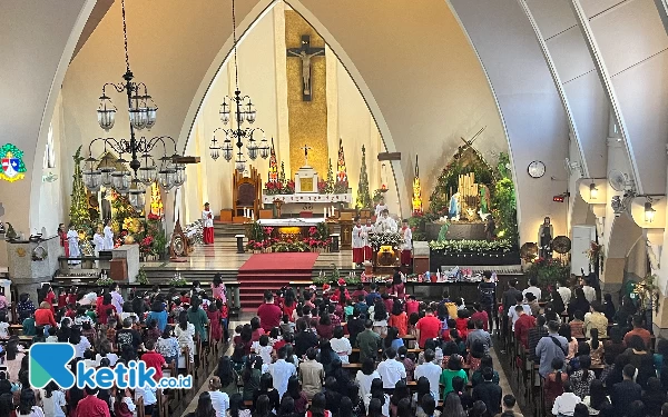 Jemaat Membeludak, Misa Natal di Gereja Katedral Kota Malang Berjalan Khidmat