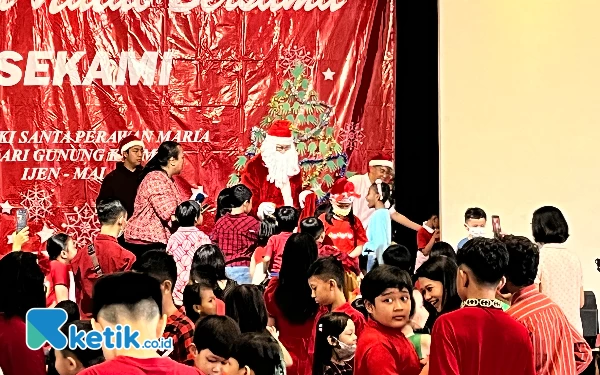 Lucunya Anak-Anak Berebut Hadiah dari Santa Claus dari Gereja Katedral Kota Malang