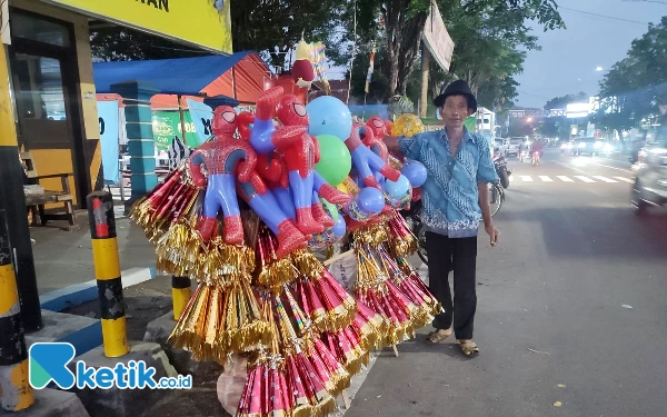 Foto Samin (80) kakek penjual trompet asal Kelurahan Giriharjo, Kecamatan Puhpelem, Kabupaten Wonogiri. (Foto: Al Ahmadi/Ketik.co.id)