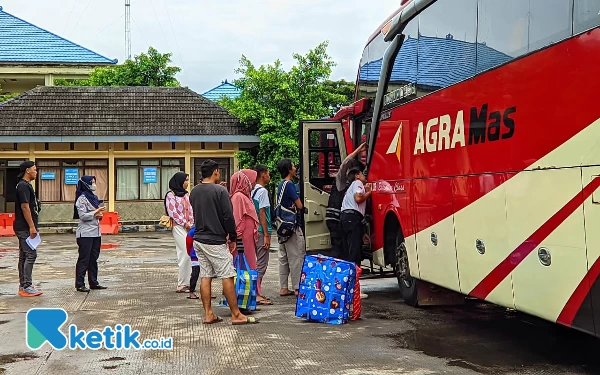 Thumbnail Jumlah Penumpang Bus di Terminal Pacitan Naik 10 Persen Jelang Nataru