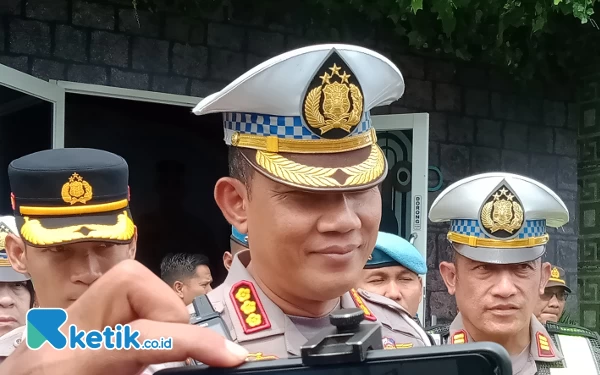 Foto Dirlantas Polda Jatim, Kombes Pol Komarudin saat menyampaikan keterangan kepada wartawan di Pos Pelayanan Polres Batu di Alun-alun Kota Batu, Senin (25/12/2023). (Foto: Sholeh/ketik.co.id)