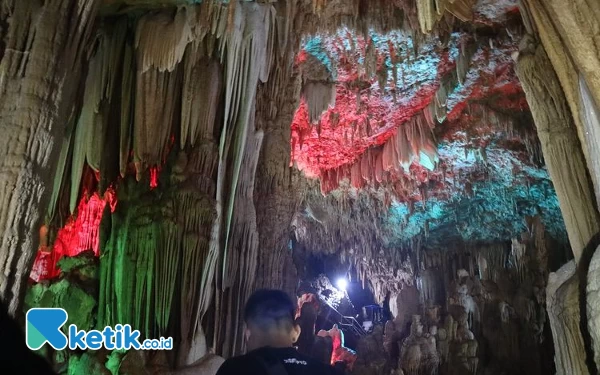 Foto Potret suasana di dalam Goa Gong Pacitan. (Foto: Al Ahmadi/Ketik.co.id)