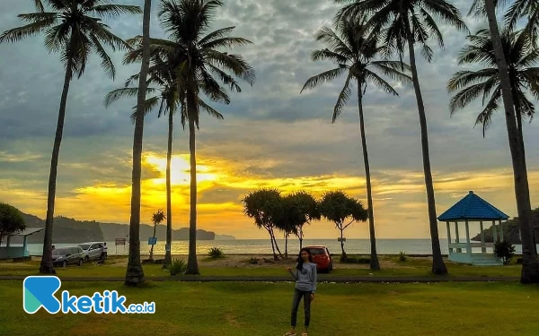 Foto Pantai Srau Pacitan, keajaiban tropis serasa di Florida Amerika Serikat. (Foto: Al Ahmadi/Ketik.co.id)