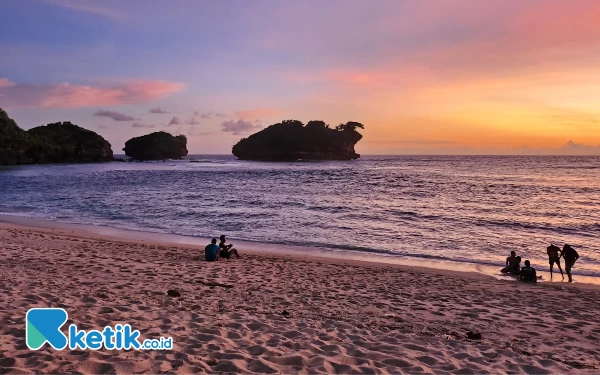 Foto Pantai Watu Karung Pacitan, Raja Ampatnya Jawa Timur. (Foto: Al Ahmadi/Ketik.co.id)