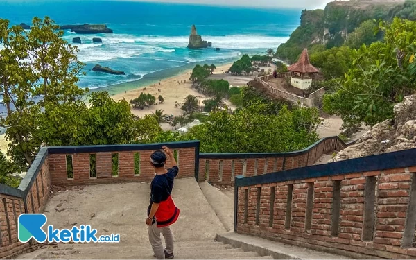 Foto Sebutan pemalu melekat pada Pantai Buyutan Pacitan karena suasananya yang sepi, jauh dari keramaian. (Foto: Al Ahmadi/Ketik.co.id)