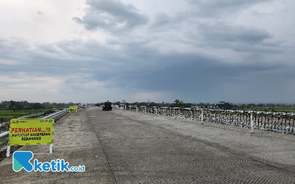 Foto Rambu hati-hati di jalan, banyak terpampang di sepanjang jalan tol fungsional Solo Jogja