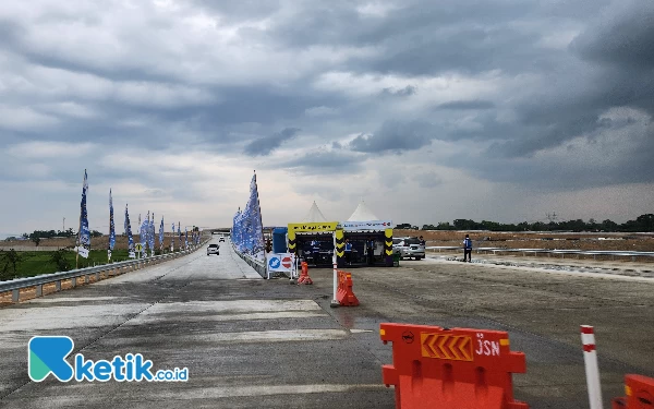 Foto Menjelang exit Kuncen Klaten terdapat pos jaga dari petugas Jasa Marga yang mengarahkan semua kendaraan untuk exit disini