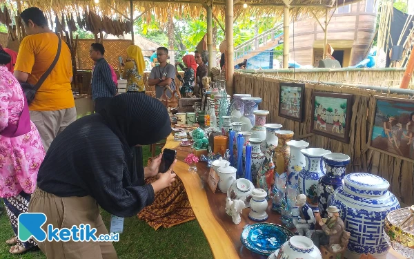 Foto Pengunjung memotret barang-barang antik yang ada di Djember Djadoel di Jember Mini Zoo (26/12/2023) (Foto: Fenna/Ketik.co.id)