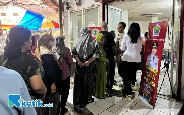 Foto Warga mengantre bahan pokok murah Warung Tekan Inflasi di Pasar Besar. (Foto: Lutfia/Ketik.co.id)