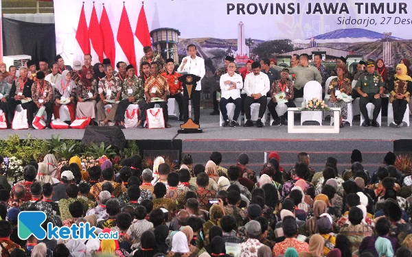 Foto Presiden Jokowi memberikan sambutan kepada ribuan penerima sertipikat program PTSL dan redistribusi tanah di stadion indoor GOR Delta Sidoarjo pada Rabu (27/12/2023). (Foto: Fathur Roziq/Ketik.co.id)