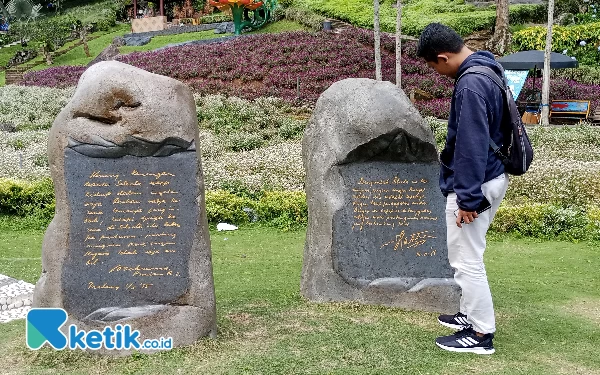 Foto Dua prasasti tulisan yang ditinggalkan Bung Karno untuk kenang kenangan Vila Bima Shakti di Taman Rekreasi Selecta. (Foto: Sholeh/ketik.co.id)