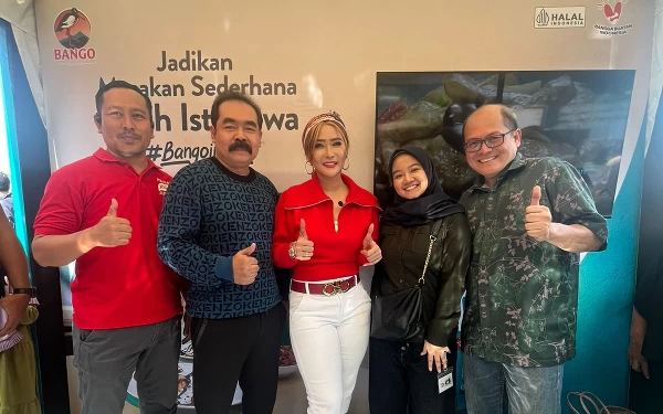 Foto Inul Daratista bersama sang suami mas Adam dan panitia acara di Pasar Mojoagung Jombang (28/12/2023). (Foto: dok. Panitia)