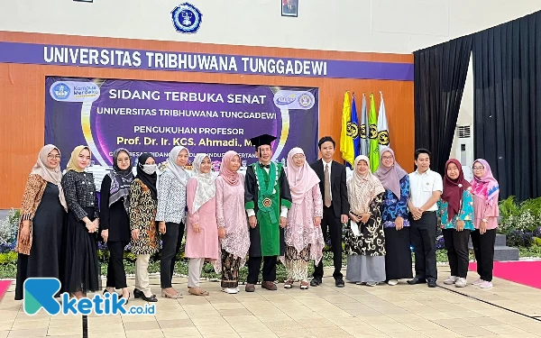 Foto Foto bersama Prof Ahmadi bersama keluarga dan pihak kampus. (Foto: Lutfia/Ketik.co.id)