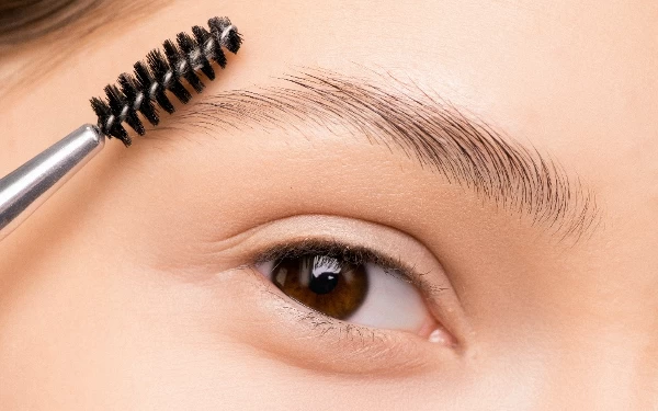 Foto Brow mascara untuk memberikan tampilan natural pada alis. (Foto: Pexels)