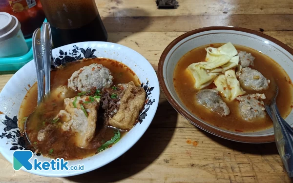 Foto Menikmati kuah pedas dan gurih di Bakso Broow. (Foto: Lutfia/Ketik.co.id)