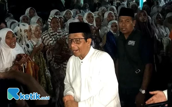 Thumbnail Berita - Mahfud MD Kangen Nyantri, Menginap di Ponpes Nurul Qarnain Jember